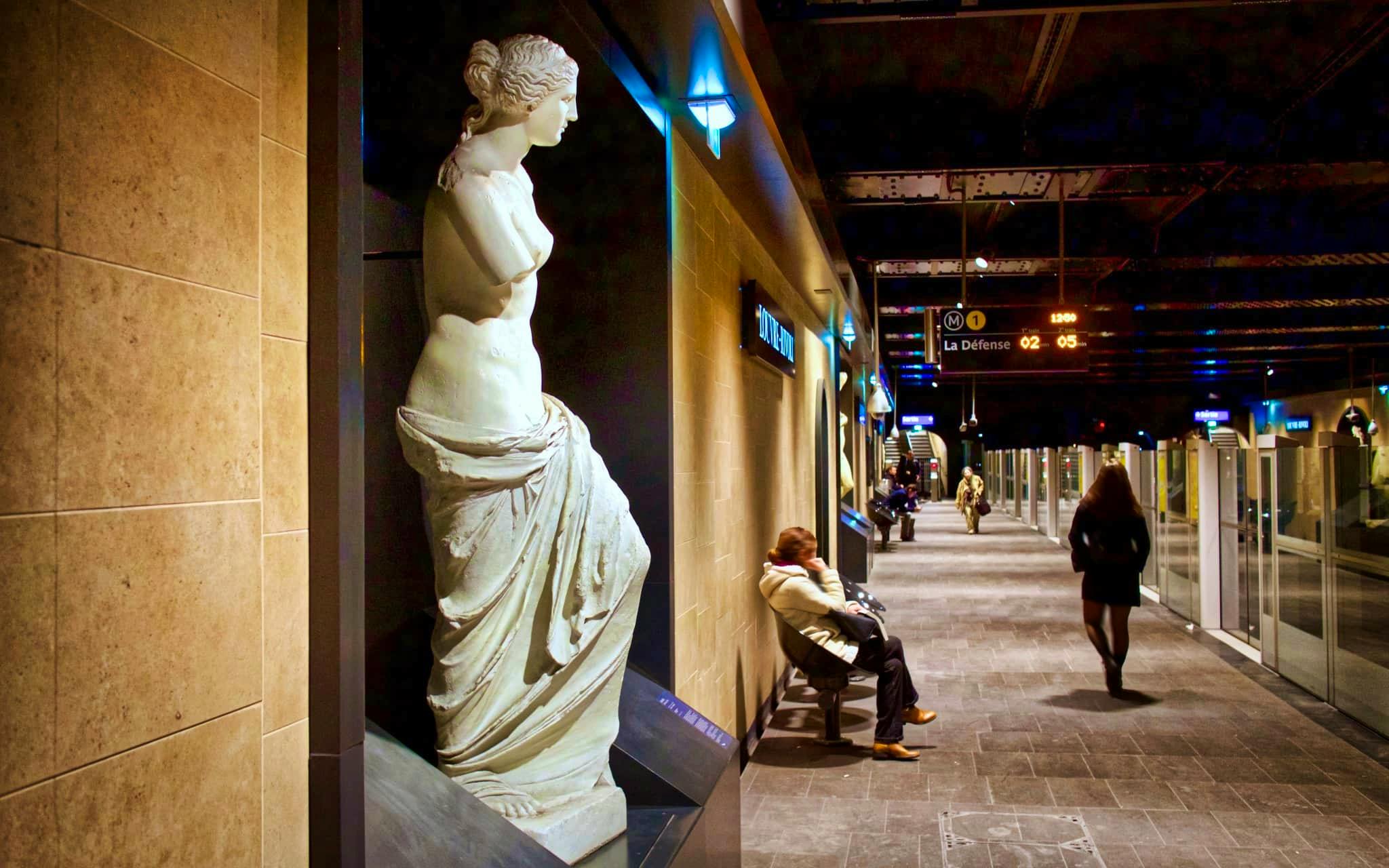 Metro Paris Estacion Louvre Rivoli