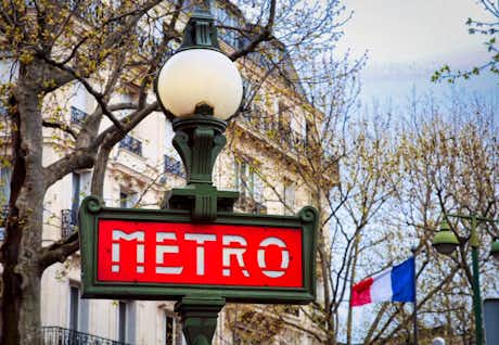 El metro de París: breve historia y estaciones atípicas 11 Estacion Metro Campos Eliseos Paris