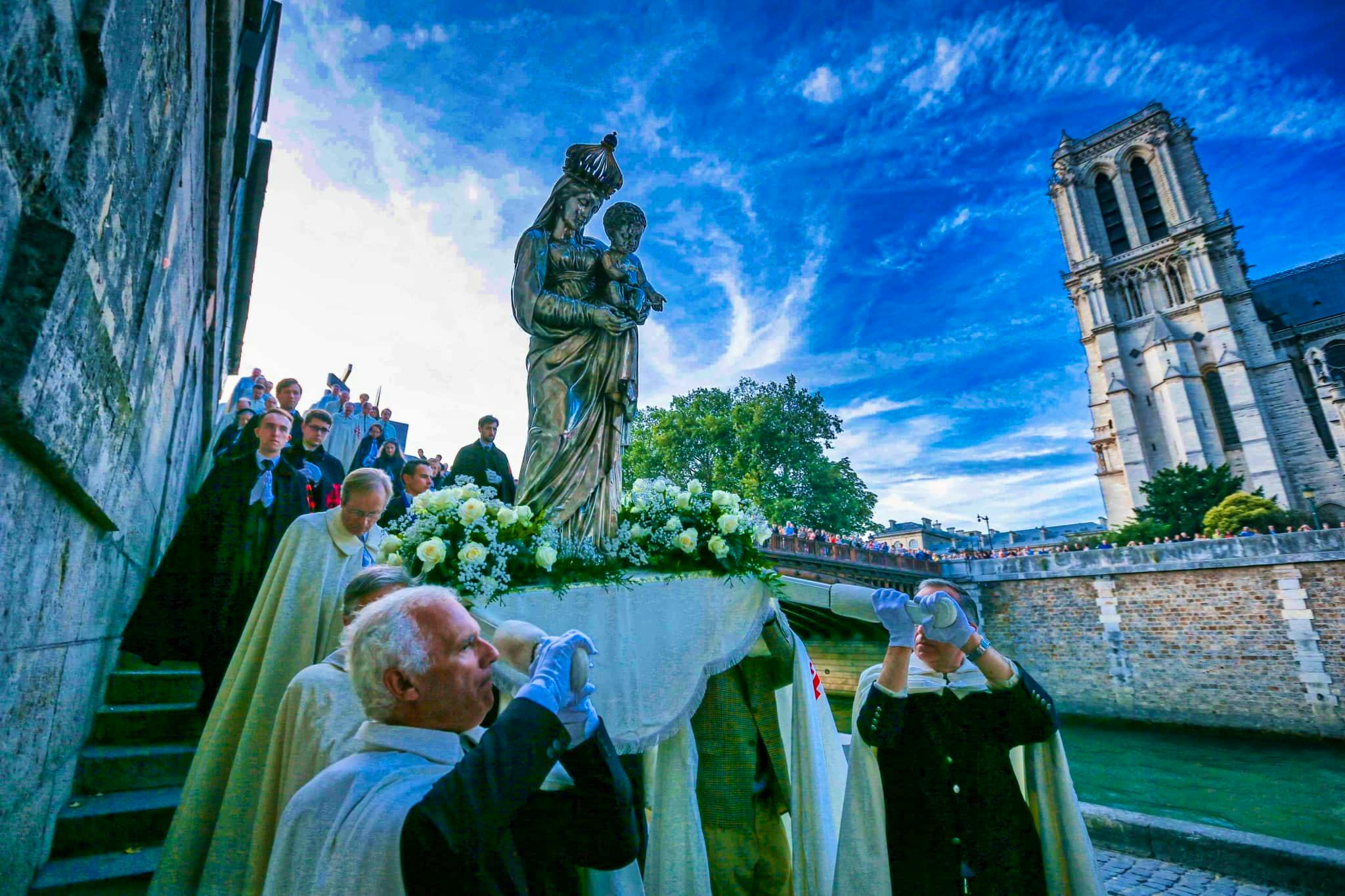 Procesion Fluvial Dia Asuncion Notre Dame Paris