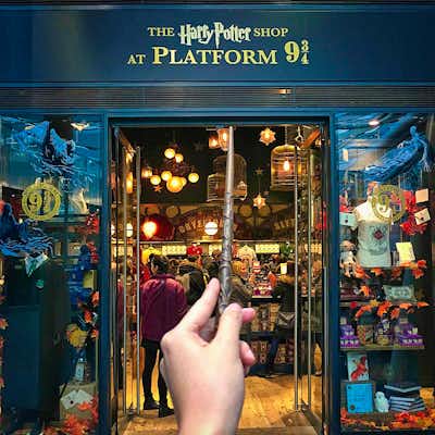 Harry Potter Londres — Tienda museo Harry Potter Londres estación King Cross plataforma nueve tres cuartos Tienda Harry Potter Anden 9 3/4 Londres