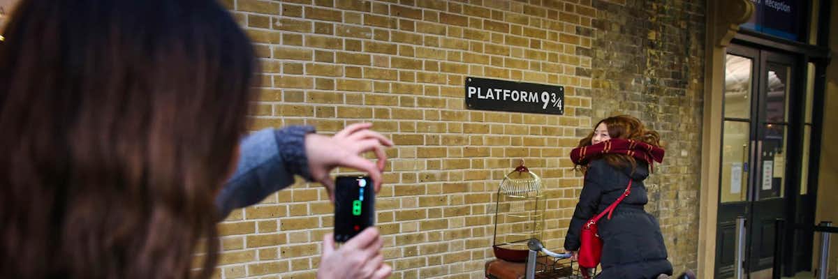 Harry Potter Londres — Anden nueve tres cuartos parque Harry Potter Londres Anden 9 3/4 Estacion Kings Cross Londres