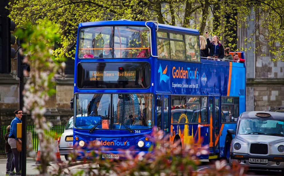Mejores autobuses turísticos Londres 2026 — Golden Tours UK Autobús turístico Golden Tours en una calle de Londres