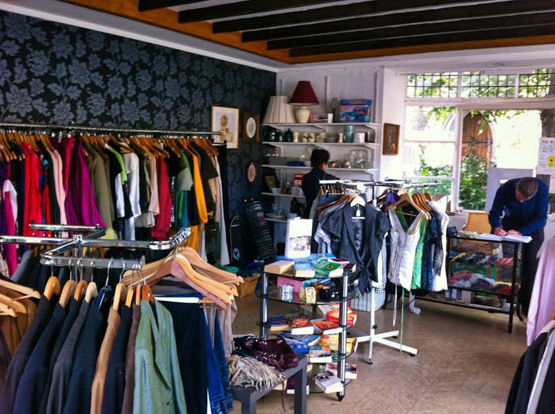 Interior de una tienda benéfica de segunda mano en Londres