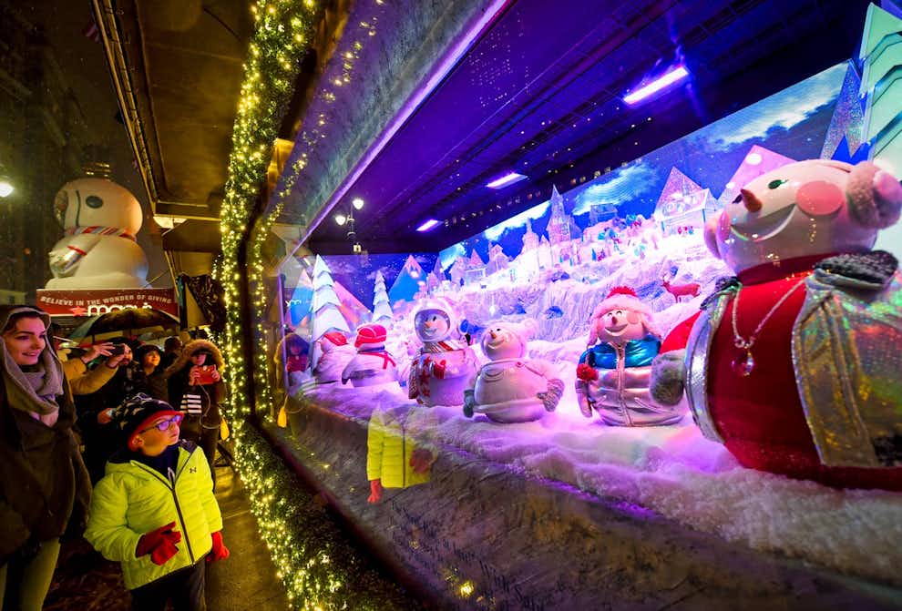 Nueva York en Navidad 2026 — Decoraciones festivas y luces navideñas Escaparate Navidad Macys Nueva York