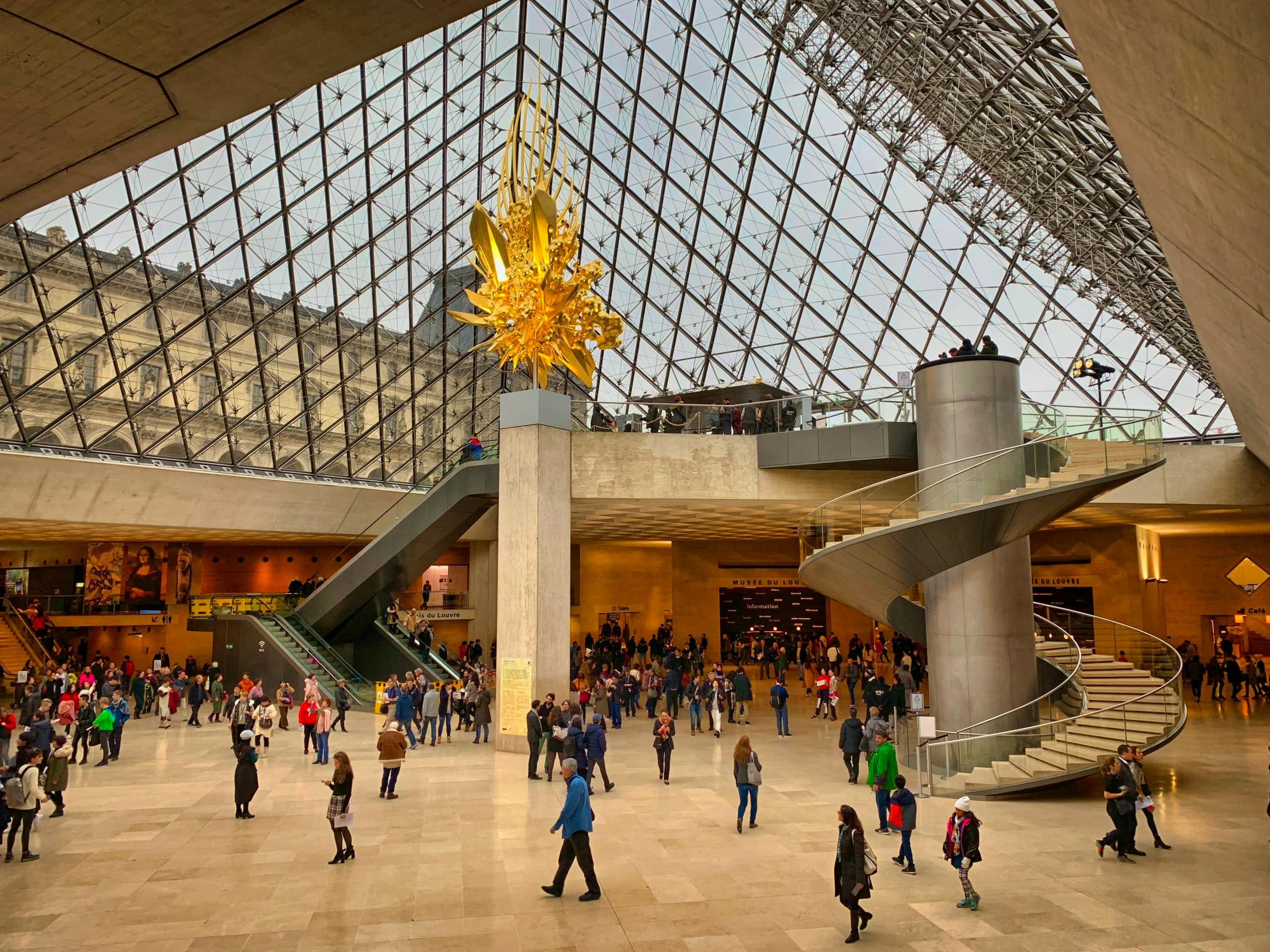 Hall Napoleon Bajo Piramide Louvre Paris