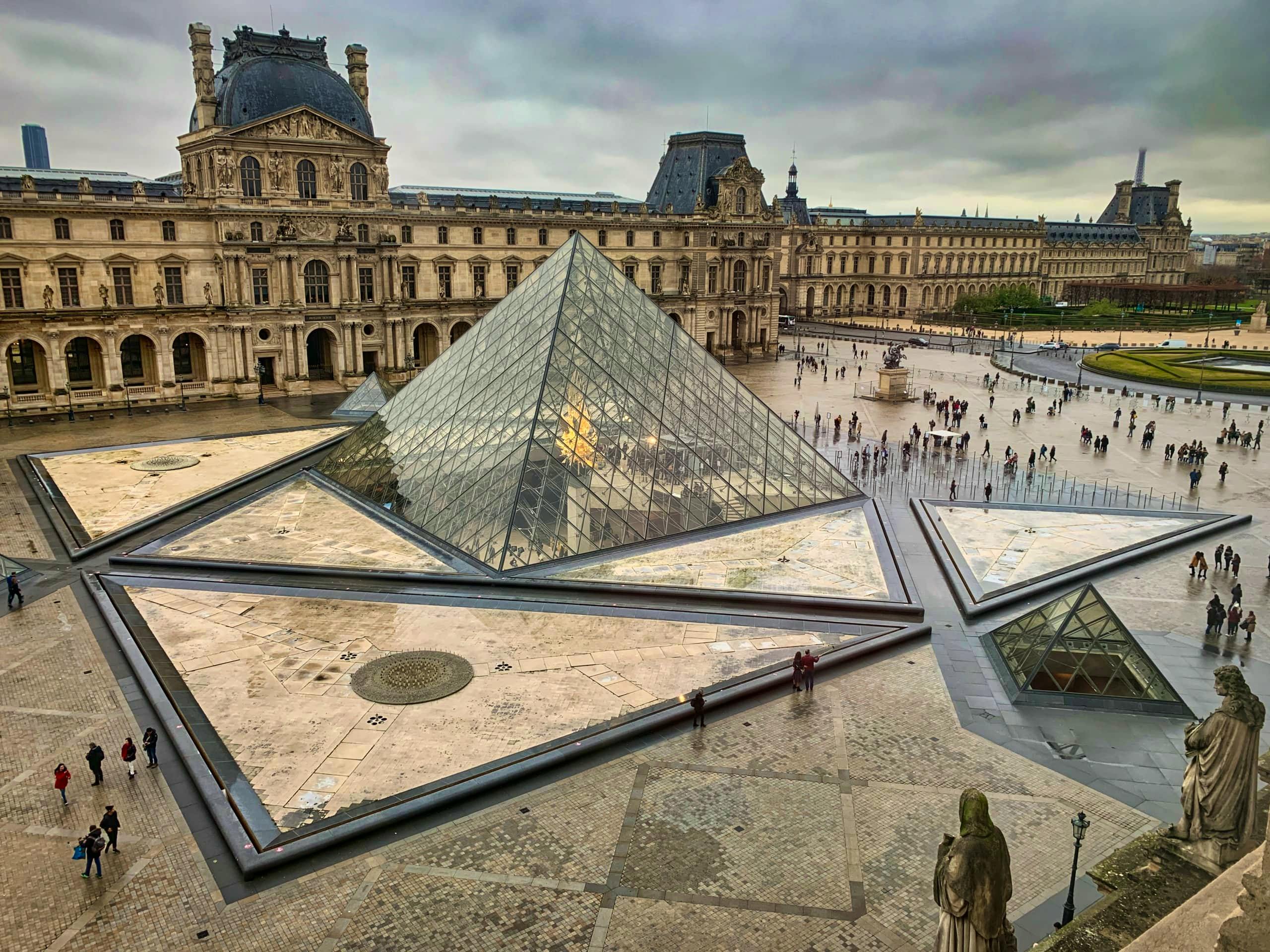 Patio Piramide Museo Louvre Paris