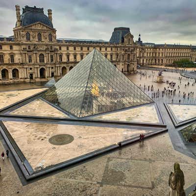Patio Piramide Museo Louvre Paris