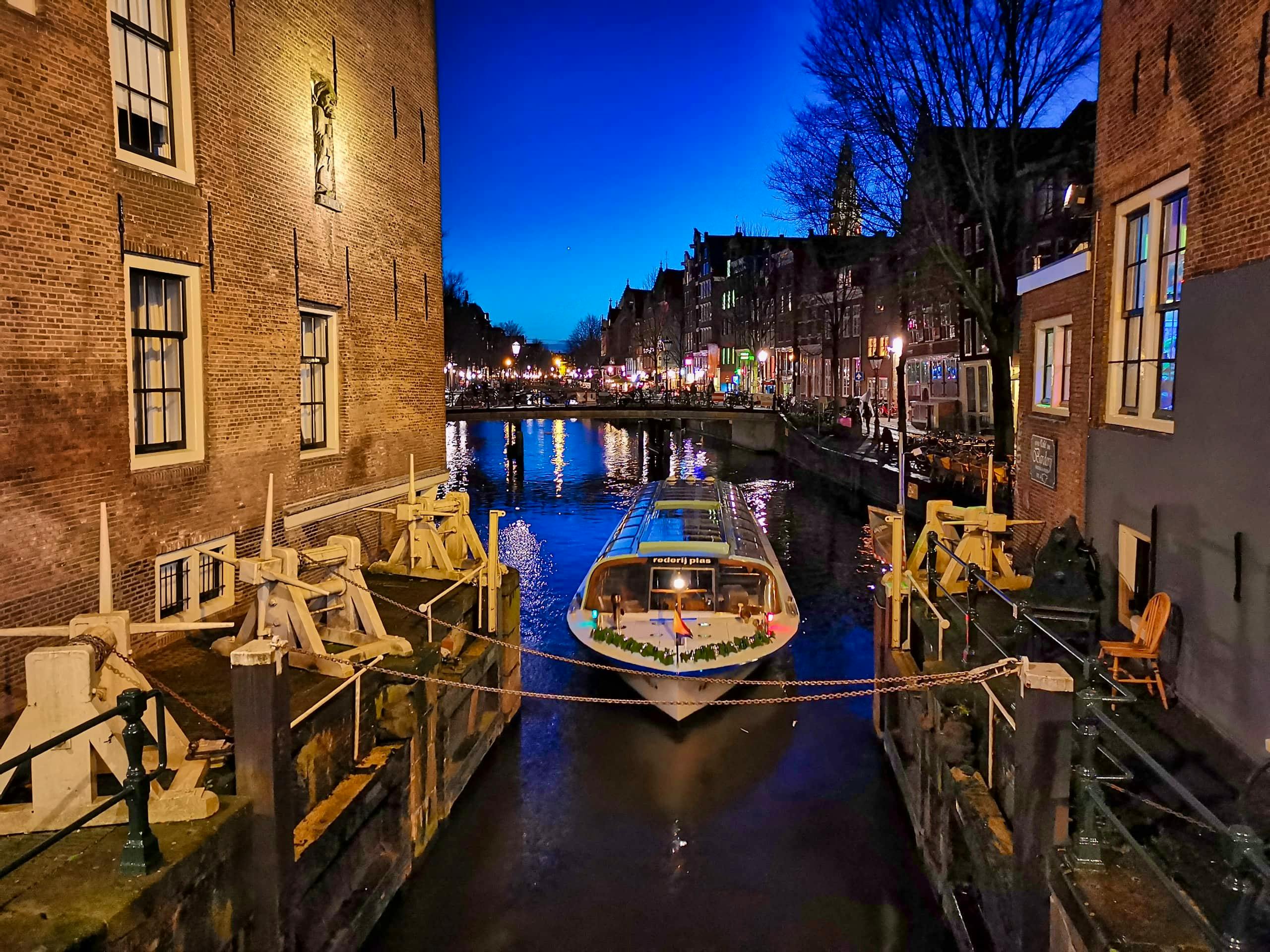 Atravesando Oudezijds Kolk Crucero Canales Amsterdam