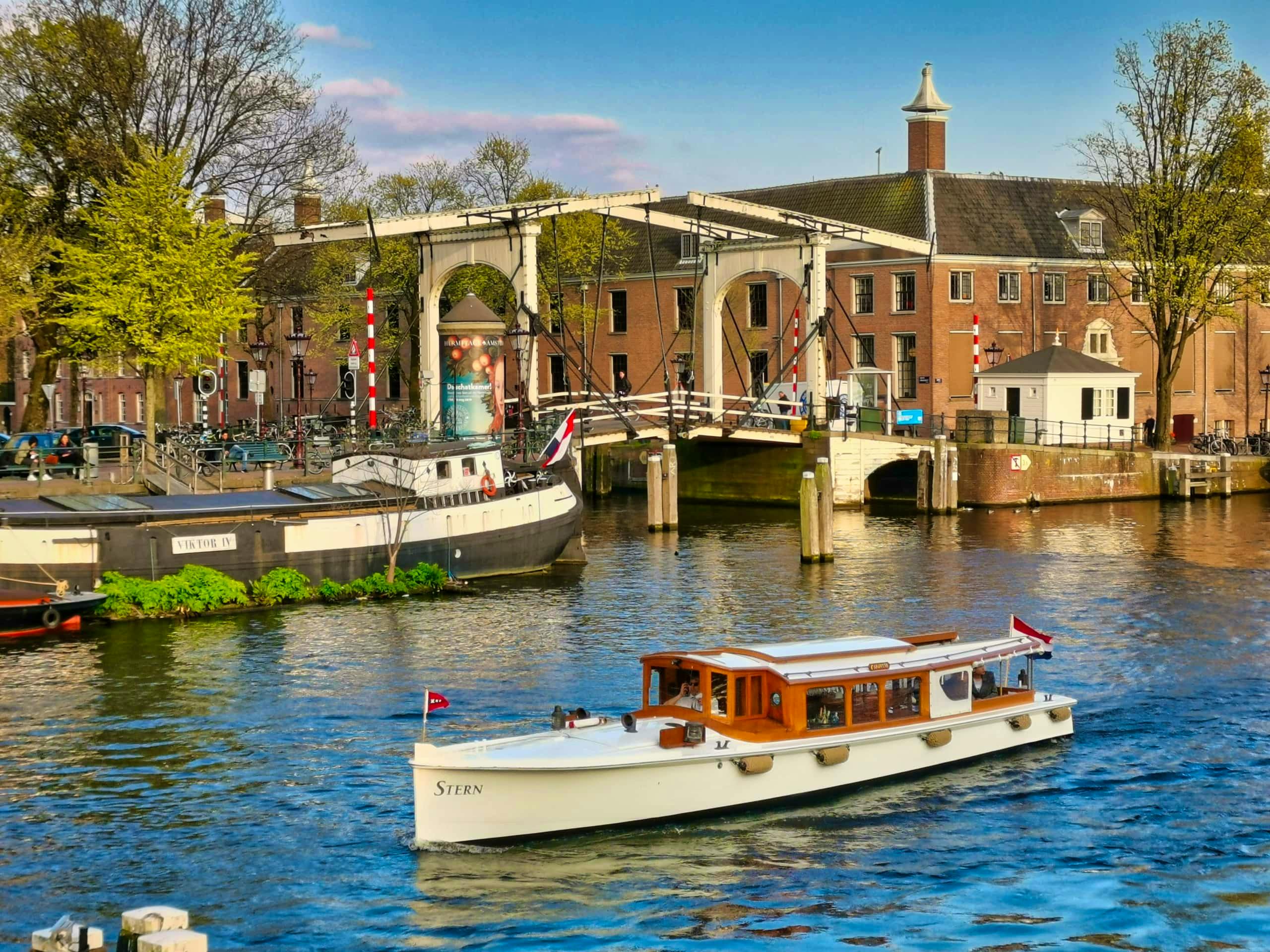Crucero en el río Amstel con el Hermitage de Ámsterdam en marzo