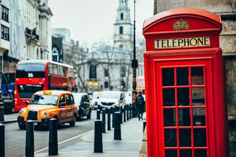 ¿Primera vez en Londres? Descubre 5 planes geniales que hacer en tu primer viaje a la capital británica 2 Cabina Roja Telefonos Strand Londres