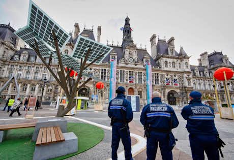¿Es seguro viajar a París y Francia? 4 seguridad policial hotel de ville viajar a paris tuescapada eu