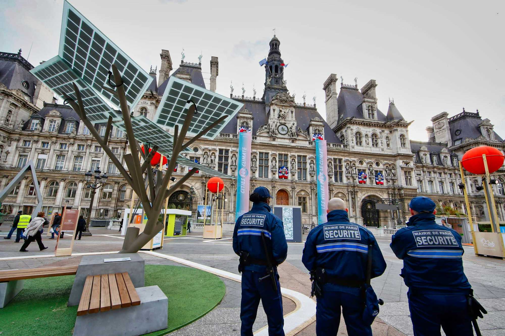 seguridad-policial-hotel-de-ville-viajar-a-paris_tuescapada-eu.jpeg