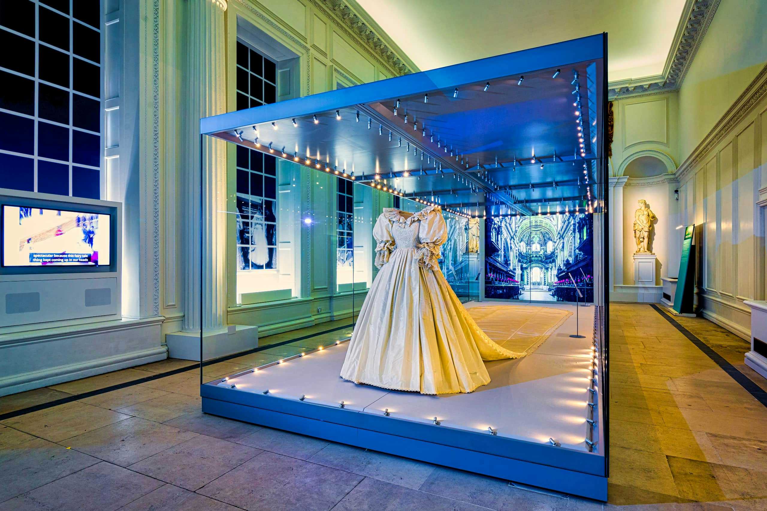 Exposición del vestido de casamiento de Lady Diana de Gales en el Palacio de Kensington, Londres