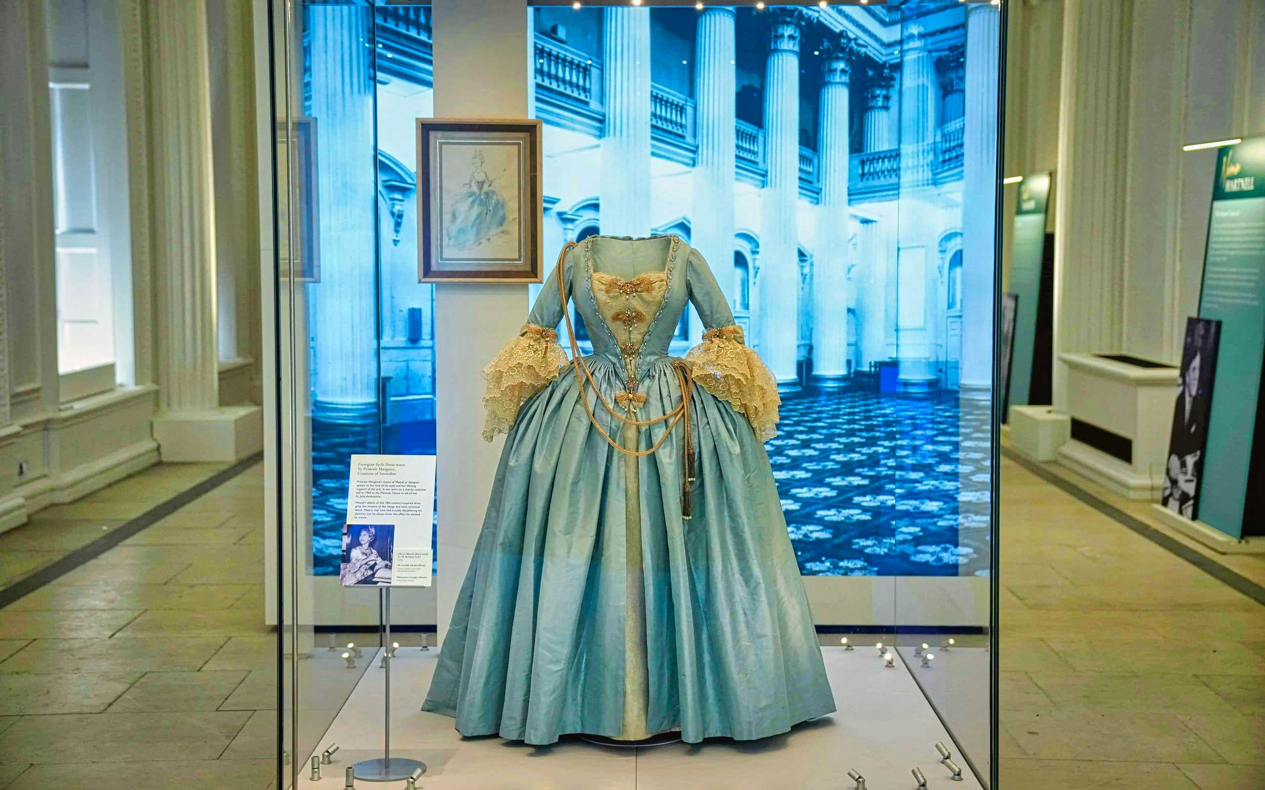 Este vestido de estilo georgiano lo llevó la princesa Margarita, hermana de la reina Isabel II, a un baile benéfico en 1964. Se exhibe como parte de la exposición 'Royal Style in the Making'.
