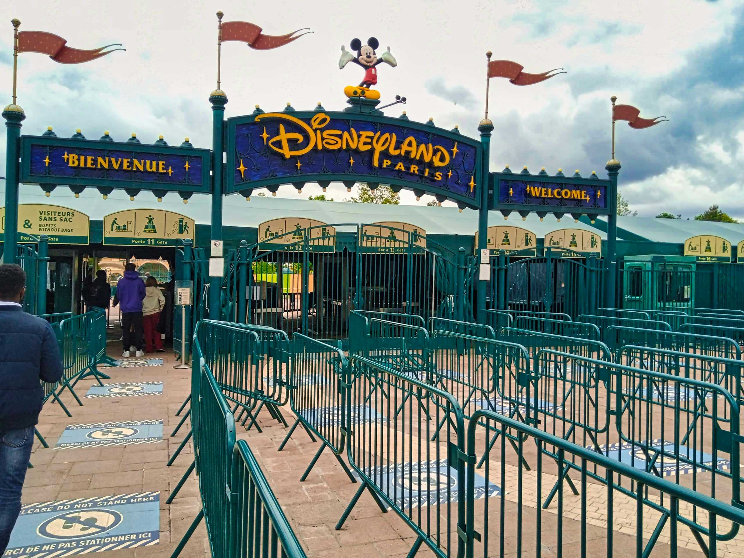 Marcas de distanciamiento y gestión de filas en los accesos a Disneyland Paris