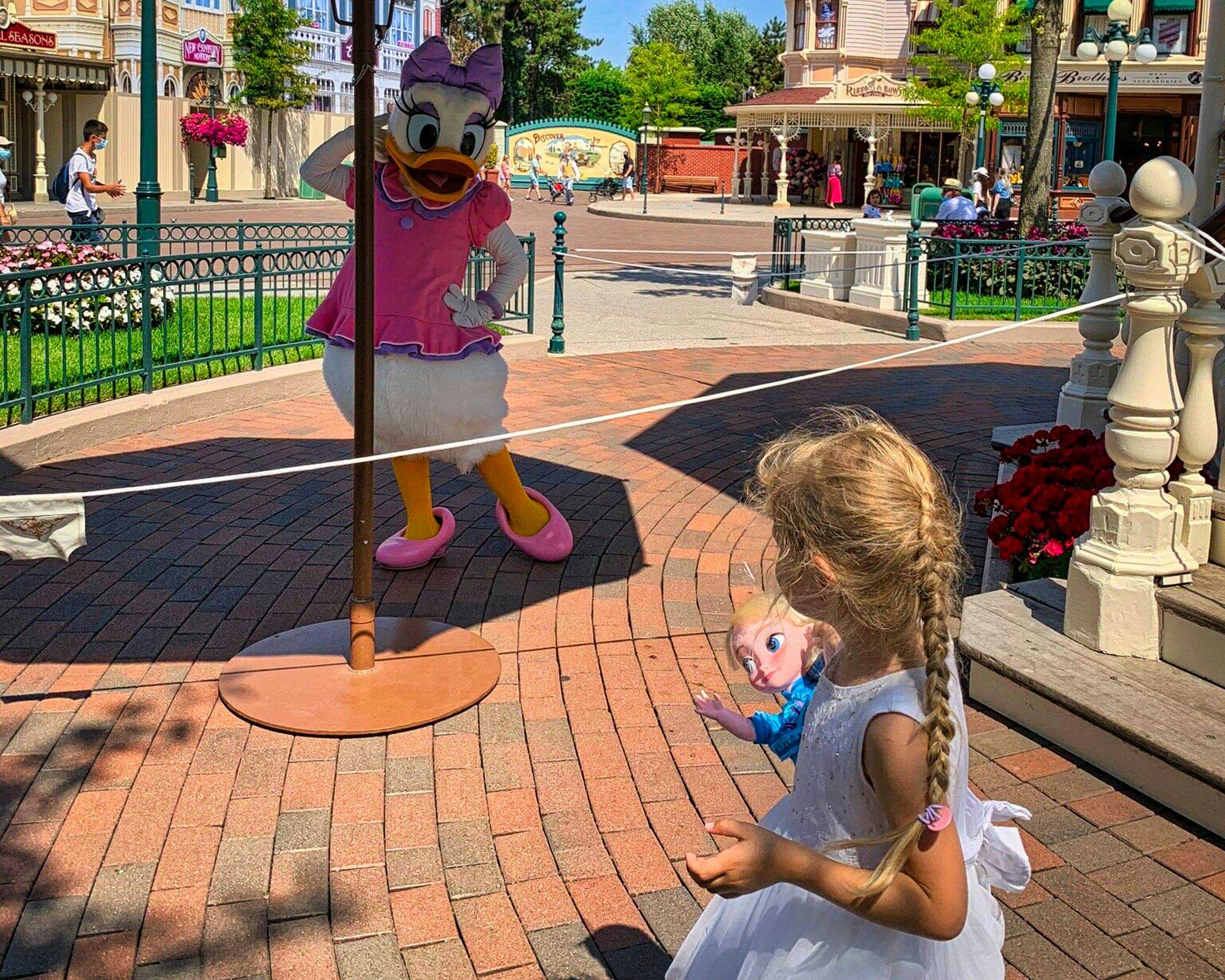 Los encuentros con personajes ahora se hacen respetando la distancia