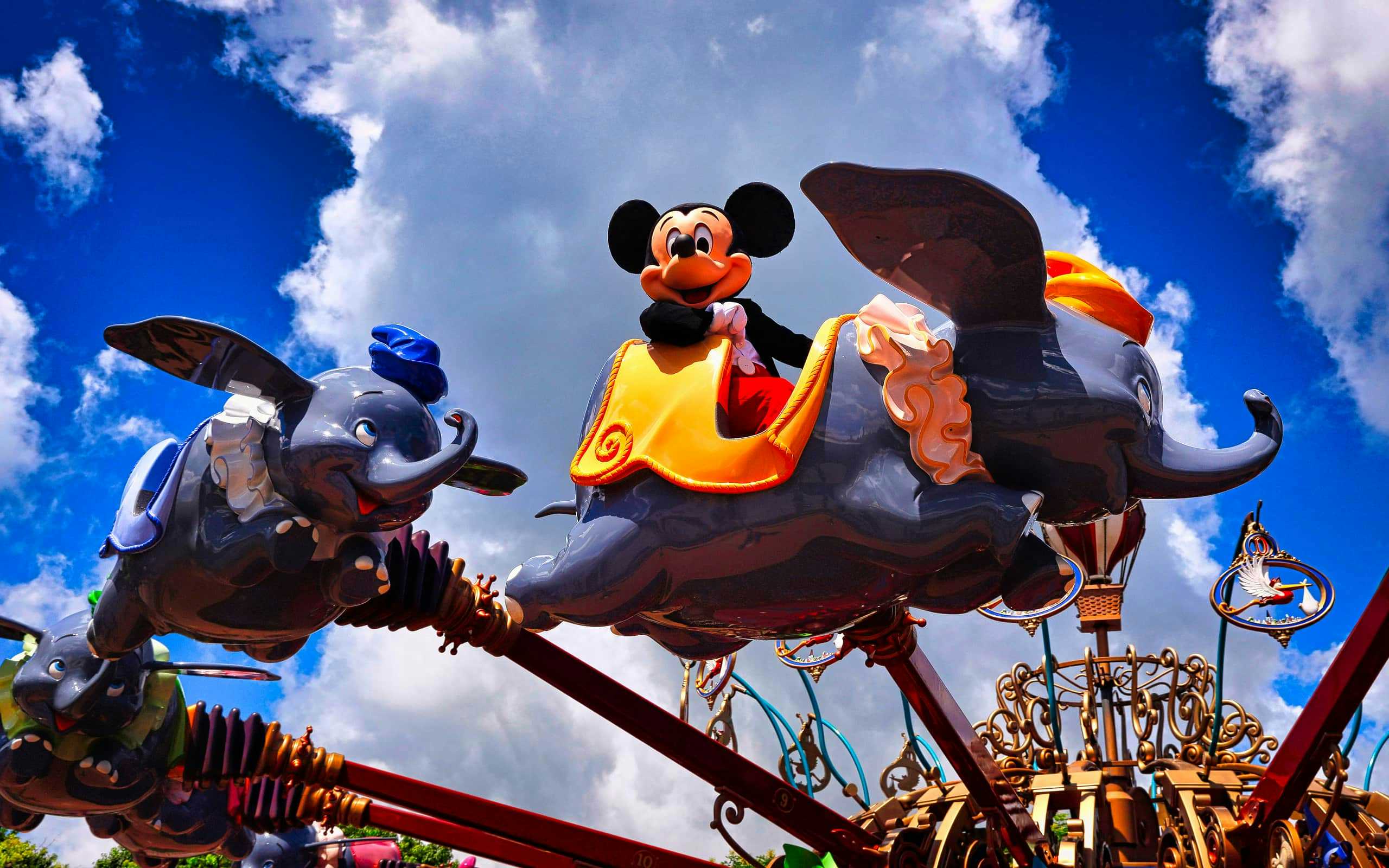 Mickey Mouse en la atracción 'Dumbo, el elefante volador' de Disneyland Paris