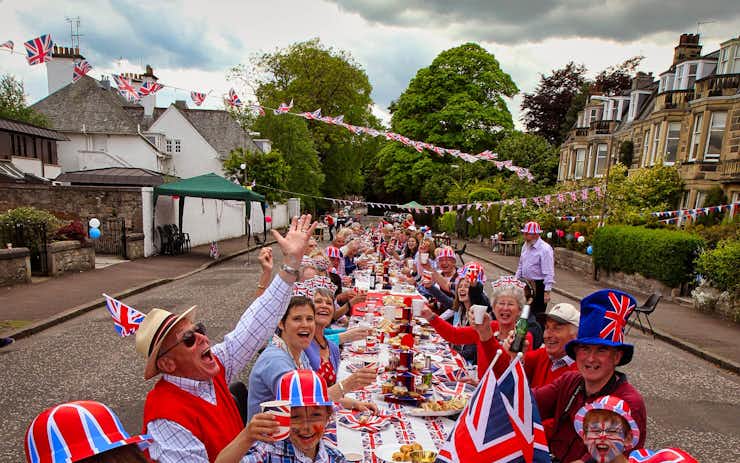 Residentes de Murrayfield Drive, en Edimburgo, en una fiesta callejera para celebrar el 60 jubileo de Isabel II en 2012. Ya se están poniendo en marcha los preparativos para celebrar el jubileo de platino de la monarca.