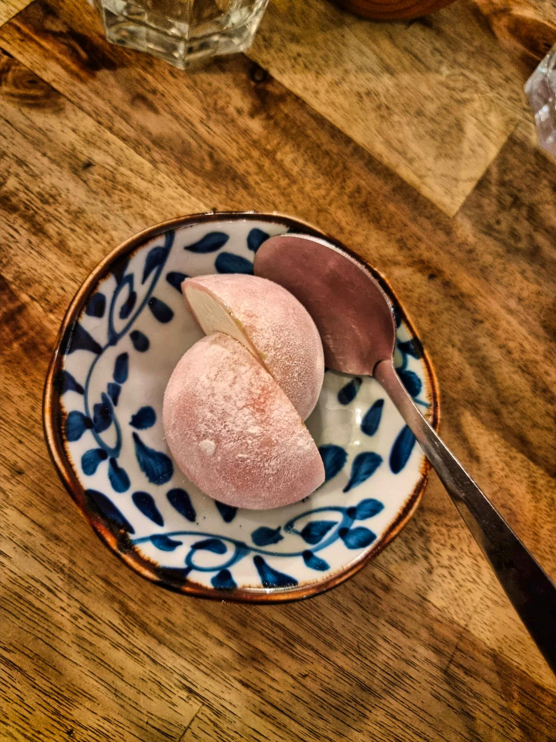 Mochi helado a la flor de cerezo japonés en Neko Ramen París