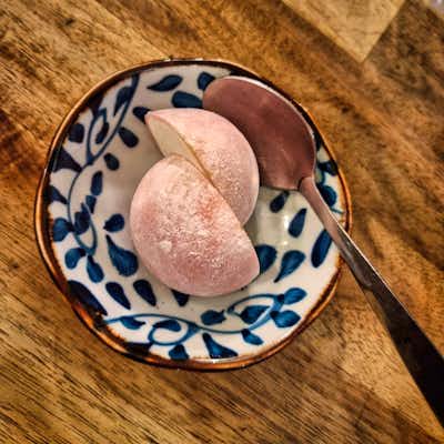 Mochi helado a la flor de cerezo japonés en Neko Ramen París