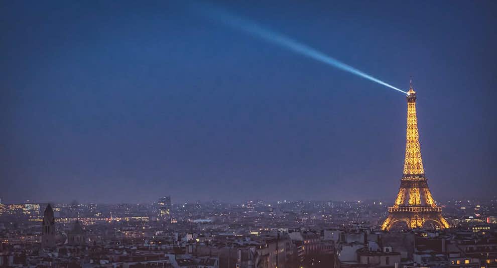 Luces de la Torre Eiffel de noche desde el Arco del Triunfo de París
