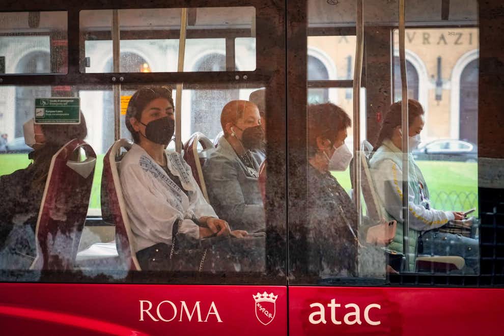 Mascarillas cubrebocas obligatorias en el transporte público de Roma