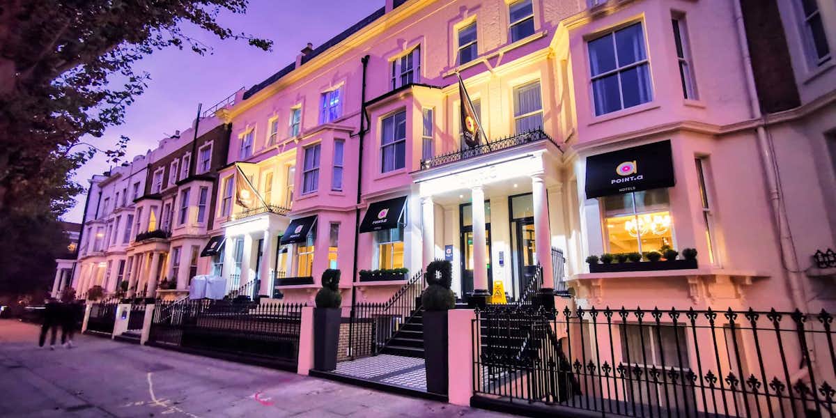 Atardecer, entrada exterior del hotel Point A Kensington Londres Fotos hotel Point A Kensington: Exterior nocturno del hotel Point A Kensington Londres