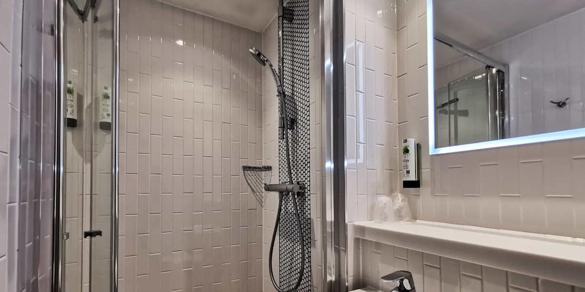 Habitaciones hotel Point A Kensington: baño completo Fotos habitaciones hotel Point A Kensington: Ducha privada en habitación hotel Point A Kensington Olympia Londres