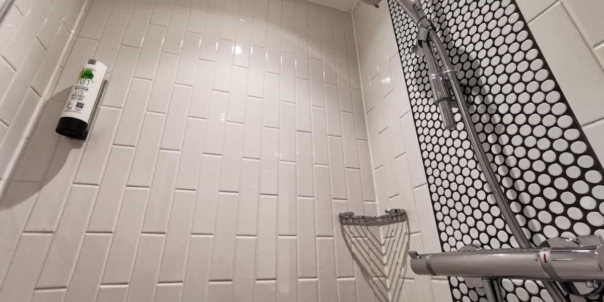 Habitaciones hotel Point A Kensington: ducha regadera cabezal efecto lluvia Fotos habitaciones hotel Point A Kensington: Ducha regadera en habitación hotel Point A Kensington Olympia Londres