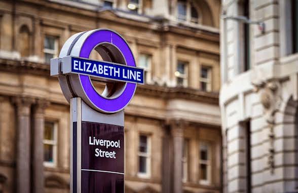 Elizabeth Line: el nuevo 'Super Tube' de Londres ya en funcionamiento 1 Señal de la estación Liverpool Street de la Elizabeth Line en Londres