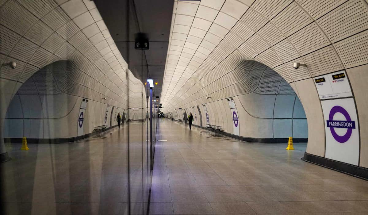Anden interior de la estación Farringdon de la Elizabeth line