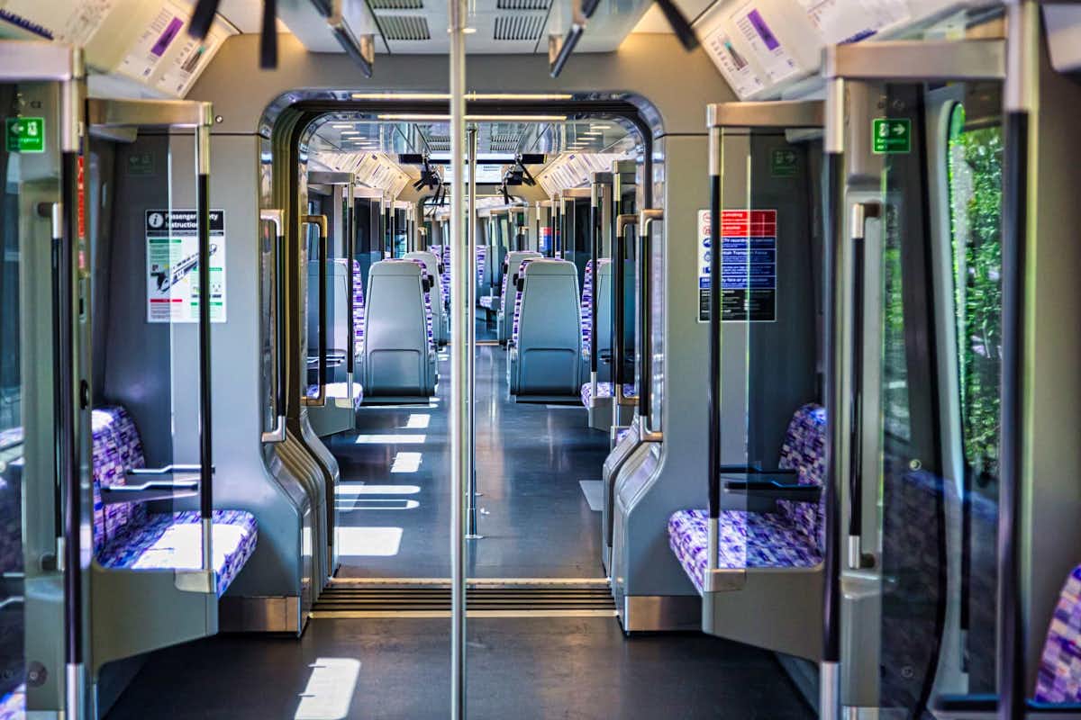 Interior de tren Elizabeth Line con asientos y pasarela abierta