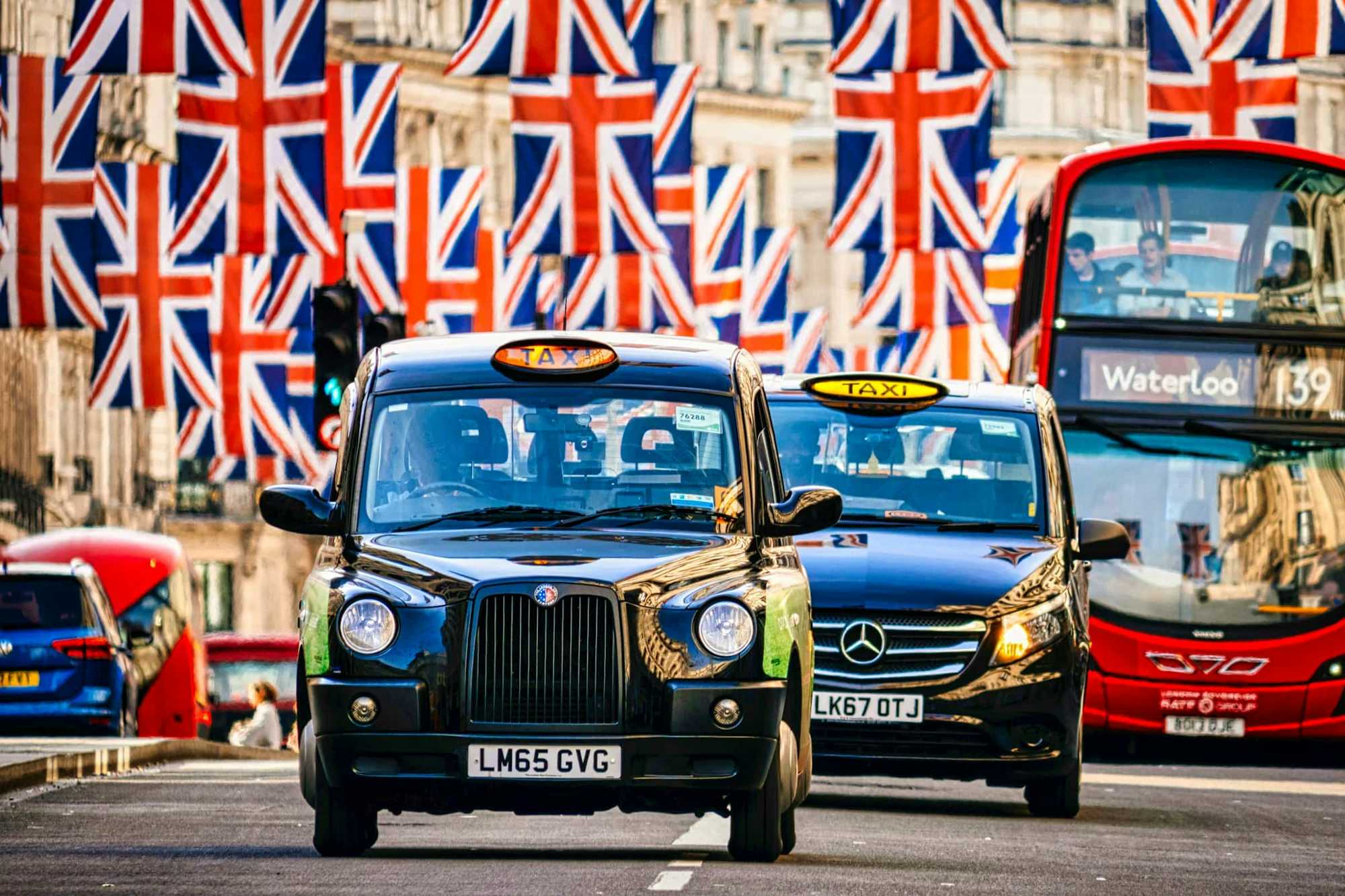 Black Cabs y Union Flags Celebraciones festivos Londres
