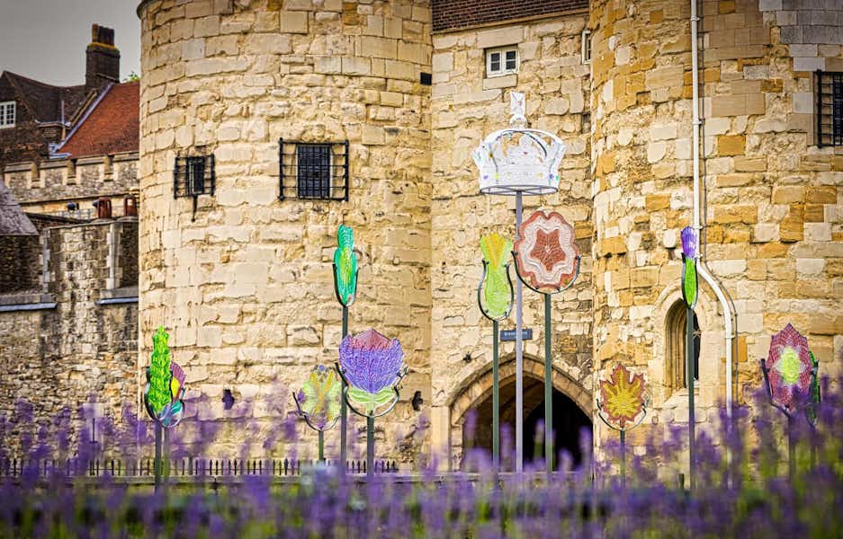 Corona y emblemas nacionales en Queen's Garden