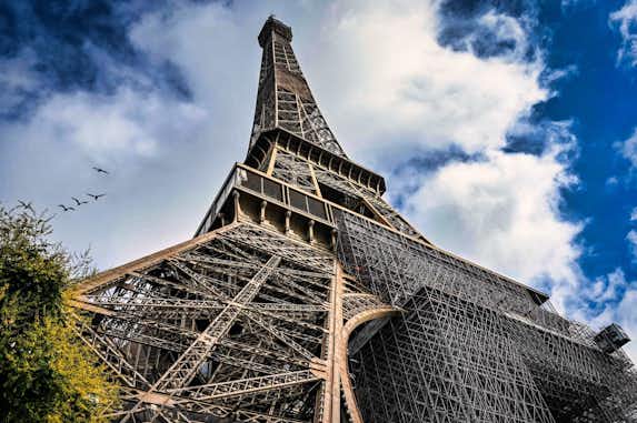 Repintando la Torre Eiffel cada siete años (este toca) 2 están pintando la Torre Eiffel