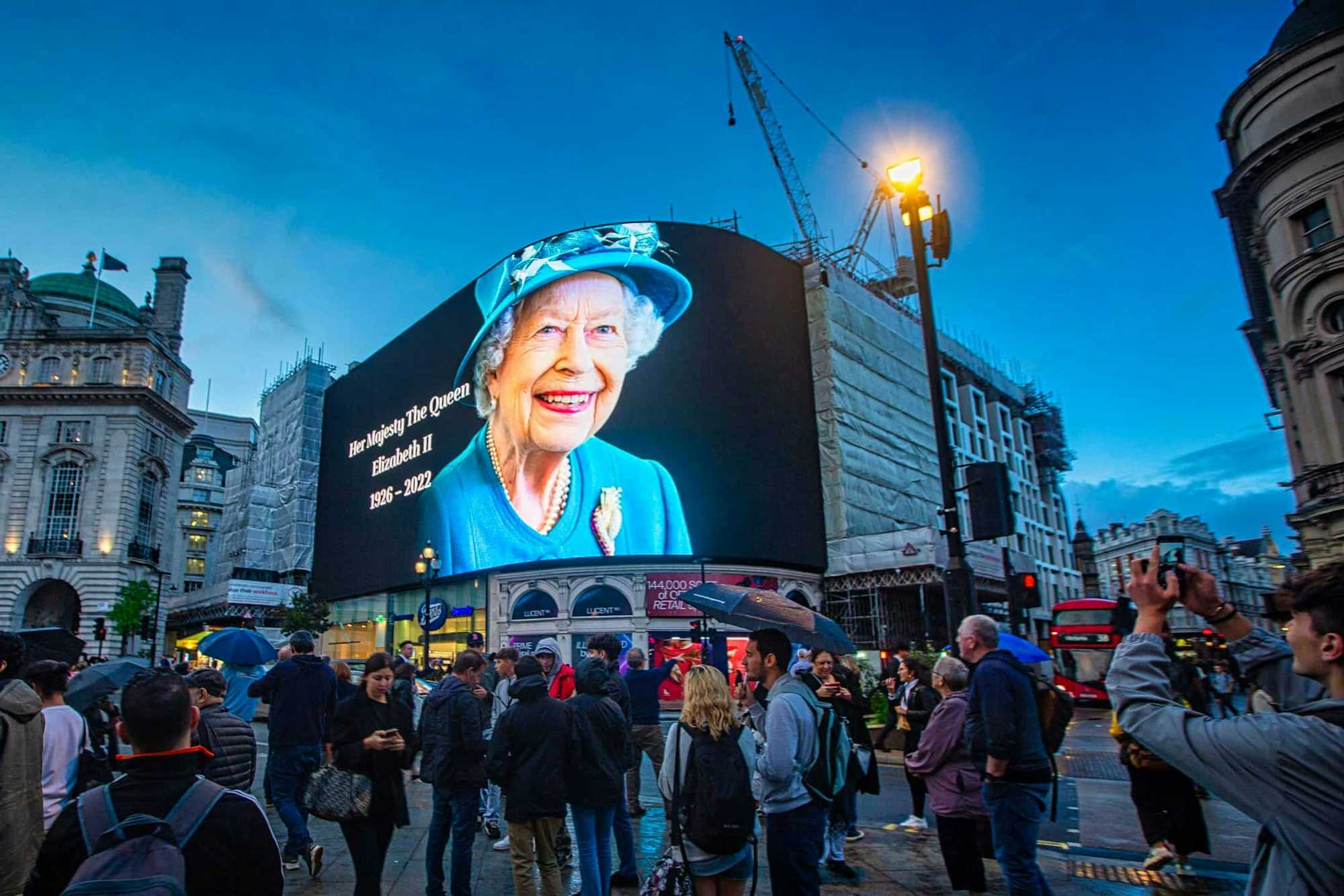 Homenaje Reina Isabel Piccadilly Circus Londres