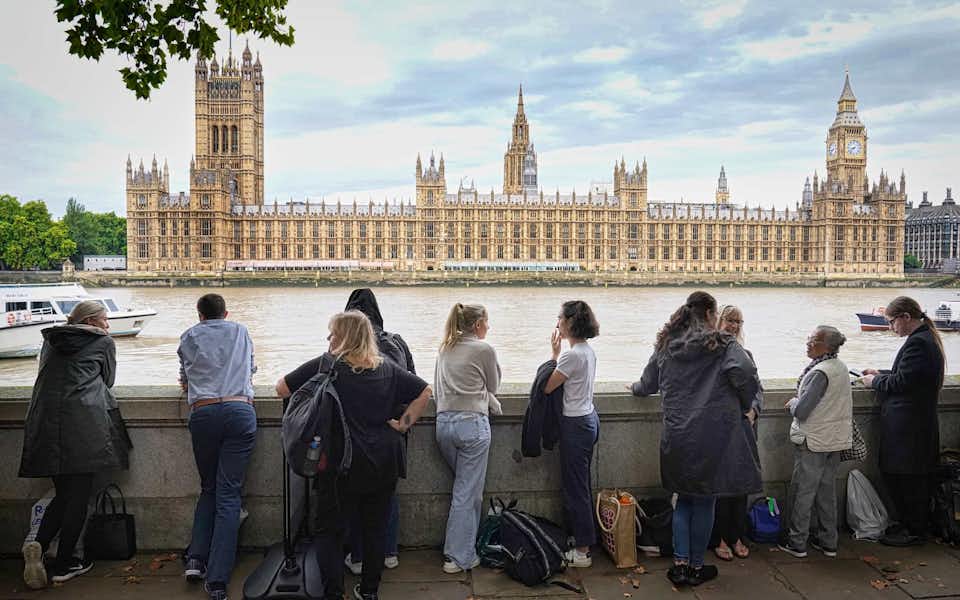 Cola funeral reina Isabel en Albert Embankment, Londres