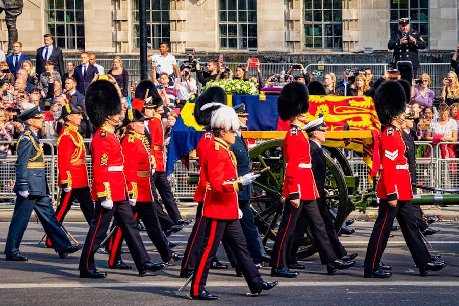 Cortejo fúnebre funeral reina Isabel II pasando por Whitehall
