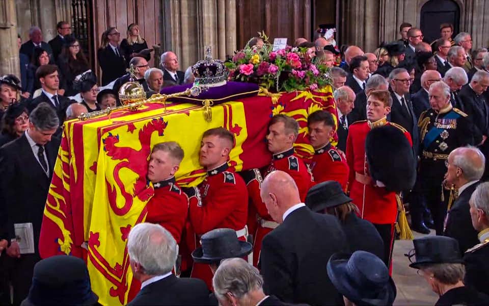 Funeral reina Isabel II, el féretro entrando en la capilla de Windsor