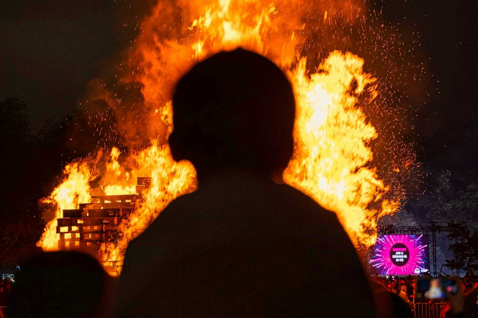 Noche de hogueras y fuegos artificiales en Londres