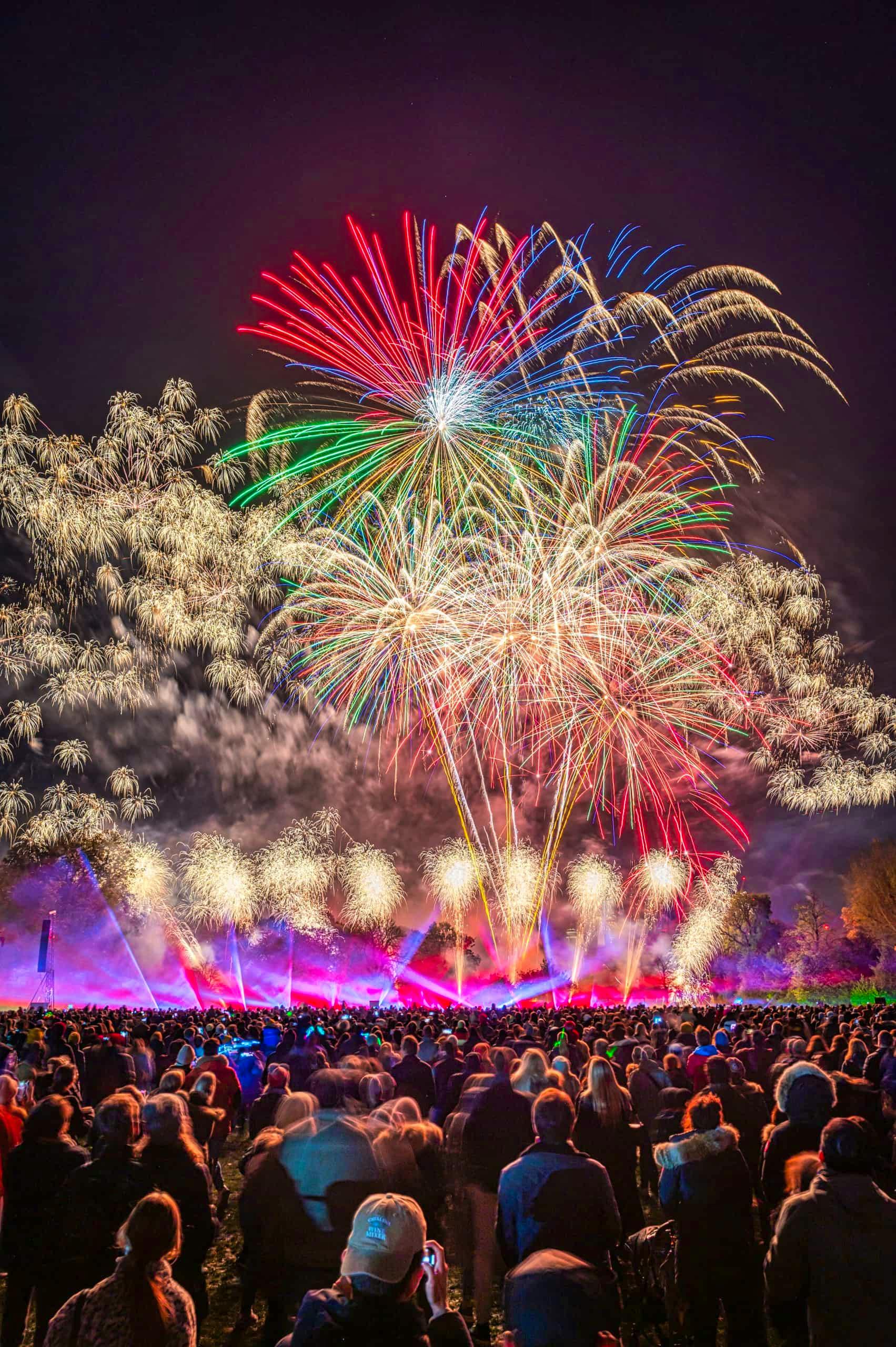 Noche de hogueras en Londres y fuegos artificiales Battersea Park