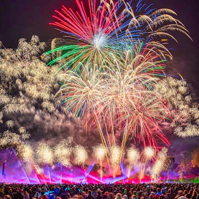 Noche de hogueras en Londres y fuegos artificiales Battersea Park