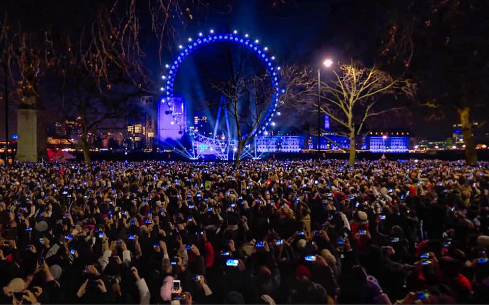 Espectáculo de fuegos artificiales de Nochevieja en Londres