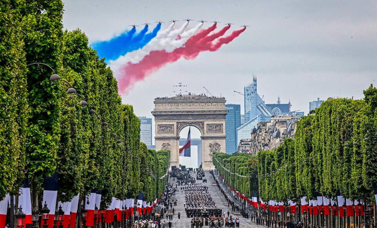Aviones sobrevuelan el Arco del Triunfo dibujando los colores de la bandera francesa durante la Fiesta Nacional del 14 de Julio en París