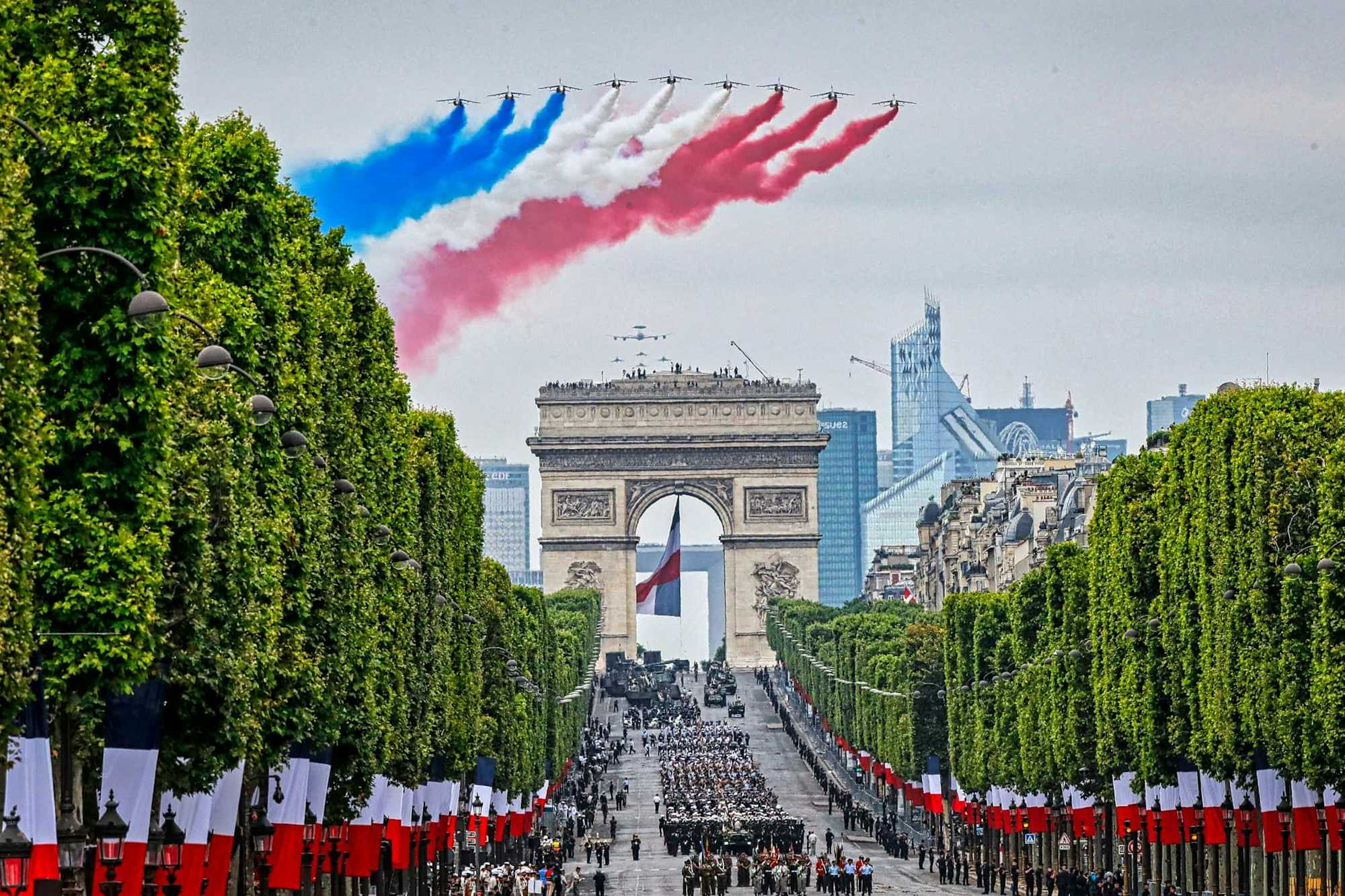 14 de Julio en París, aviones sobrevuelan Arco del Triunfo