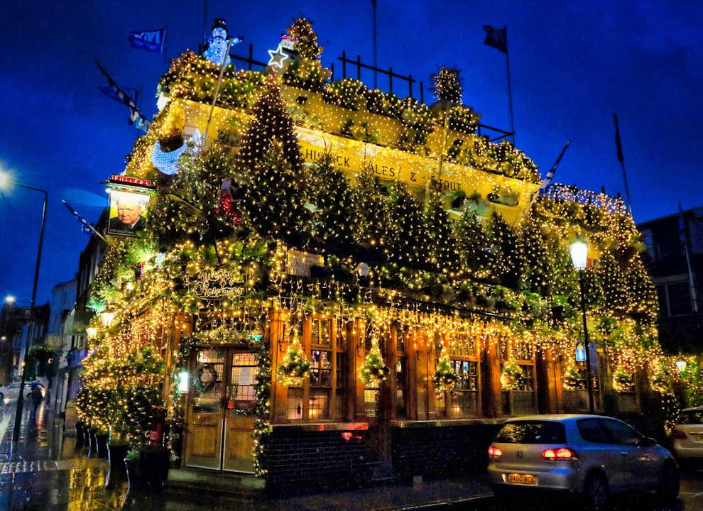 Decoración navideña del pub The Churchill Arms en Kensington, Londres