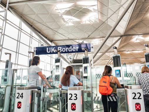 Autorización Electrónica de Viaje a Reino Unido: 'visado' obligatorio a partir de 2025, cuánto cuesta y cómo conseguirlo 12 Viajeros en el control de pasaportes del aeropuerto de Stansted, Londres