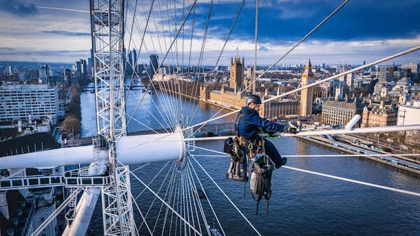 London Eye cerrado por mantenimiento en 2025 5 Operario de mantenimiento colgado sobre el río Támesis pintando la noria London Eye de Londres
